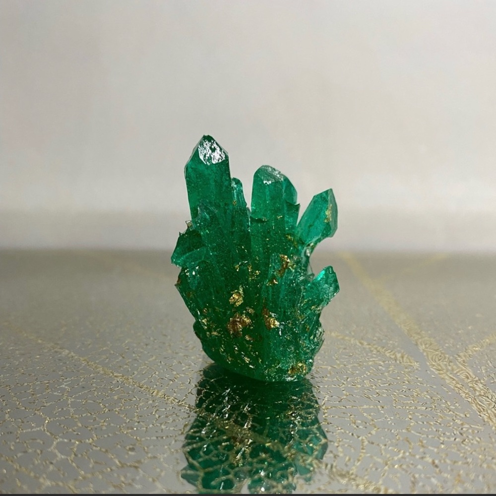 House decoration ~ Green crystal cluster with gold flakes inside 💚 - Picture 13 of 16